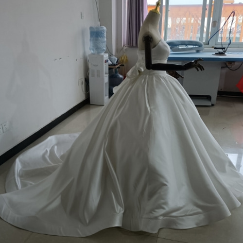 ウエディングドレス 豪華なバックリボントレーン フリルたっぷり  