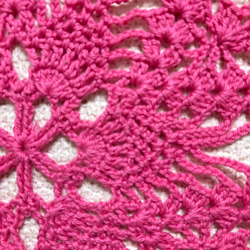 チェリーピンクがレトロポップで可愛らしいレース編み 4枚目の画像