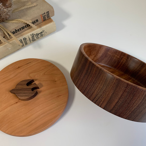 李朝家具　鳥の小物入れ　木彫り　竹編み　工芸品　蓋付き小物入れ 李朝家具 鳥の小物入れ 木彫り 竹編み 工芸品 蓋付き小物入れ