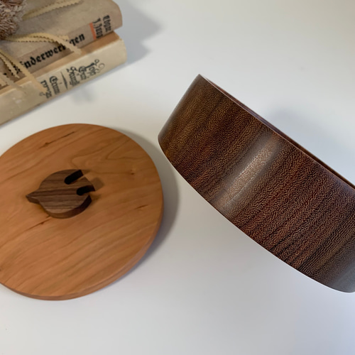 李朝家具　鳥の小物入れ　木彫り　竹編み　工芸品　蓋付き小物入れ 李朝家具 鳥の小物入れ 木彫り 竹編み 工芸品 蓋付き小物入れ