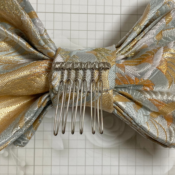 和の髪飾り　祝い鶴(シルバーグレー)  金襴【Creema限定】 7枚目の画像