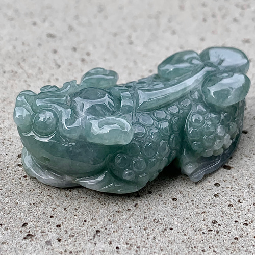 ミャンマー産ビルマ翡翠の貔貅の置物☆左まわり向き☆深緑ダーク