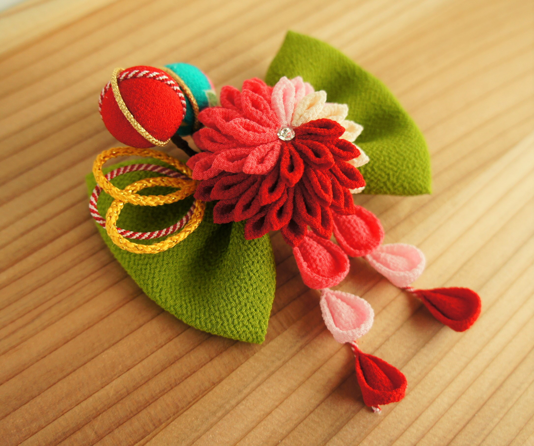 つまみ細工リボン髪飾り　ちりめんボール　七五三　成人式　卒業式 Amazon.co.jp: つまみ細工リボン髪飾り ちりめんボール 七五三