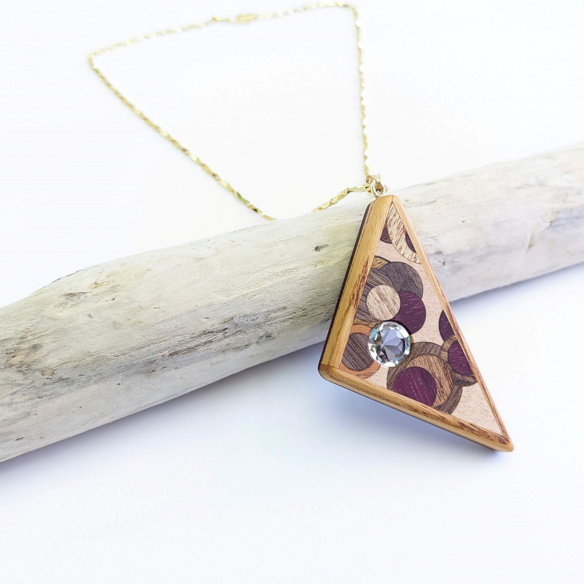 《和装との相性抜群》クリスタルと埋め木柄の美しいペンダント　【k18 チェーン】