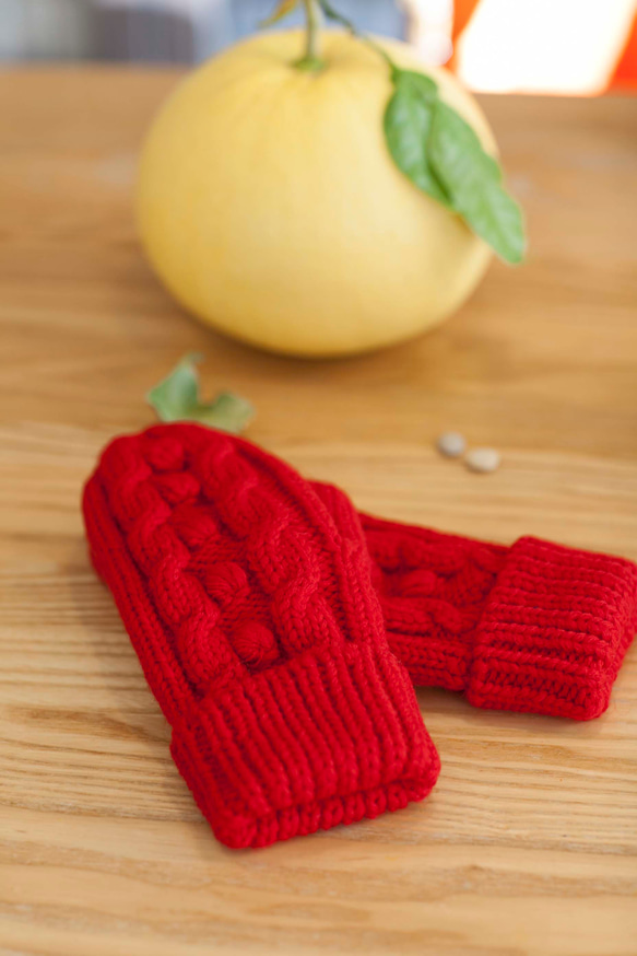 あたたかい・手編み　ウール手袋・ミトン＊赤　レッド＊裏フリース  クリスマスプレゼント/赤い手袋・絵本 1枚目の画像