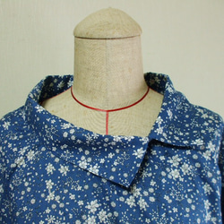 青色地×白お花柄プリント柄 衿左横向き７～８分丈袖プルオーバー M~LLサイズ 綿１００％ 2枚目の画像