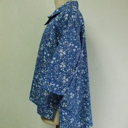 青色地×白お花柄プリント柄 衿左横向き７～８分丈袖プルオーバー M~LLサイズ 綿１００％ 4枚目の画像