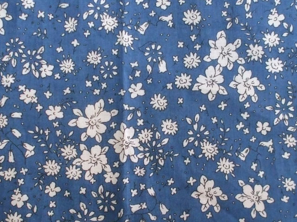 青色地×白お花柄プリント柄 衿左横向き７～８分丈袖プルオーバー M~LLサイズ 綿１００％ 6枚目の画像