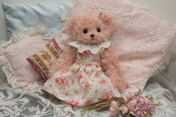 ピンクベージュのふわふわモヘア製♡アンティーク素材のドレスを着たテディベア 5枚目の画像