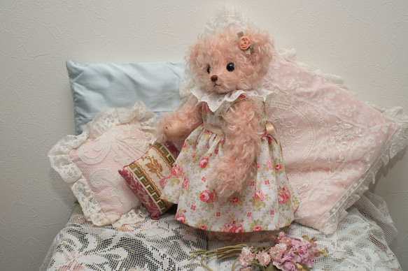 ピンクベージュのふわふわモヘア製♡アンティーク素材のドレスを着たテディベア 6枚目の画像