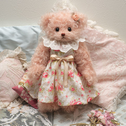 ピンクベージュのふわふわモヘア製♡アンティーク素材のドレスを着たテディベア 2枚目の画像