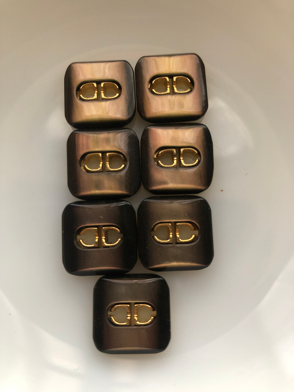 アンティーク ボタン 7個　ビンテージ 昭和 レトロ 個性的 ハンドメイド素材 茶色　ブラウン　ゴールド　ポップ アクセ 1枚目の画像