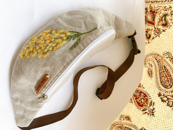 ウエストポーチ ボディバッグ ミモザ　小さめ　かわいい　ハンドメイド　刺繍　L キナリ 2枚目の画像