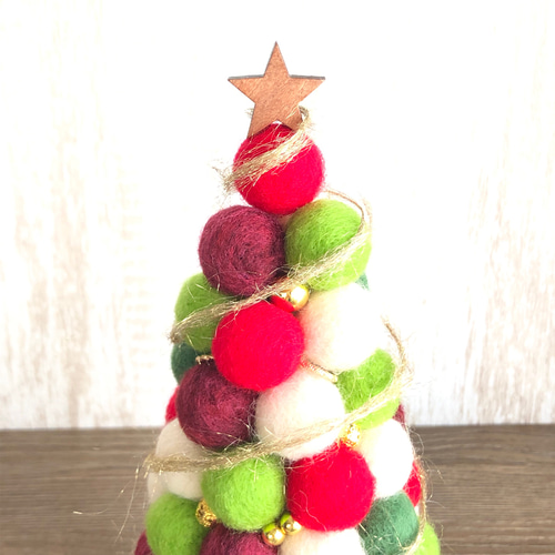 もこもこくつ下に入ったペンギンさんのクリスマスオーナメント　羊毛フェルト もこもこくつ下に入ったペンギンさんのクリスマスオーナメント