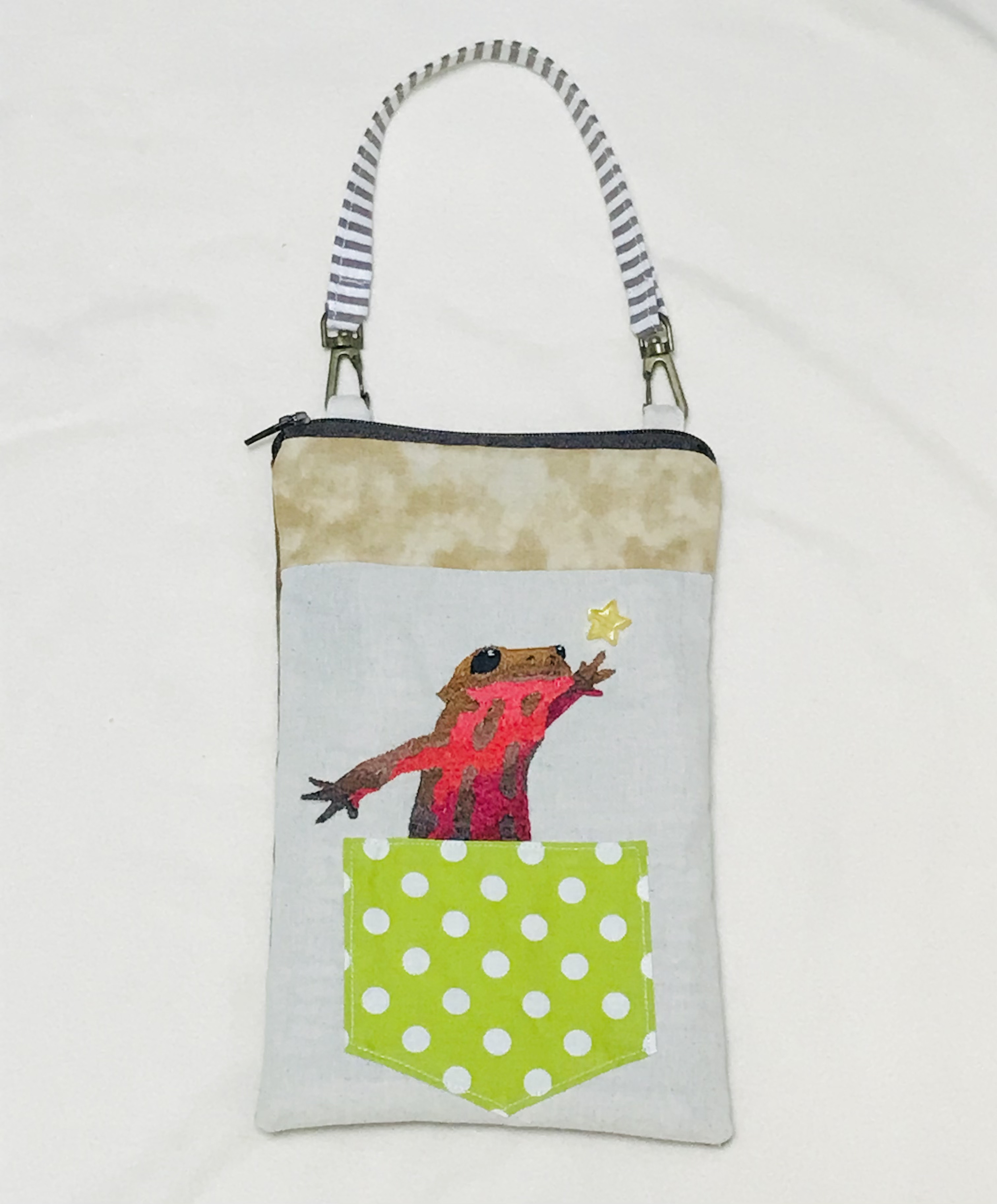 アカハライモリ刺繍のバッグポーチ