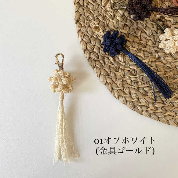 yumri ⌘ macrame 松ぼっくり＊珠飾りマクラメ編み　ストラップ 3枚目の画像