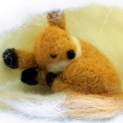 羊毛フェルト】一晩の仮宿 (かまくら)で眠るきつねさん！ 羊毛フェルト