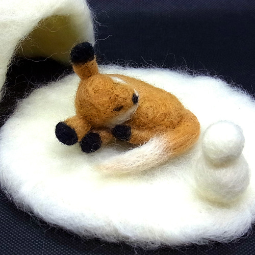 羊毛フェルト】一晩の仮宿 (かまくら)で眠るきつねさん！ 羊毛フェルト
