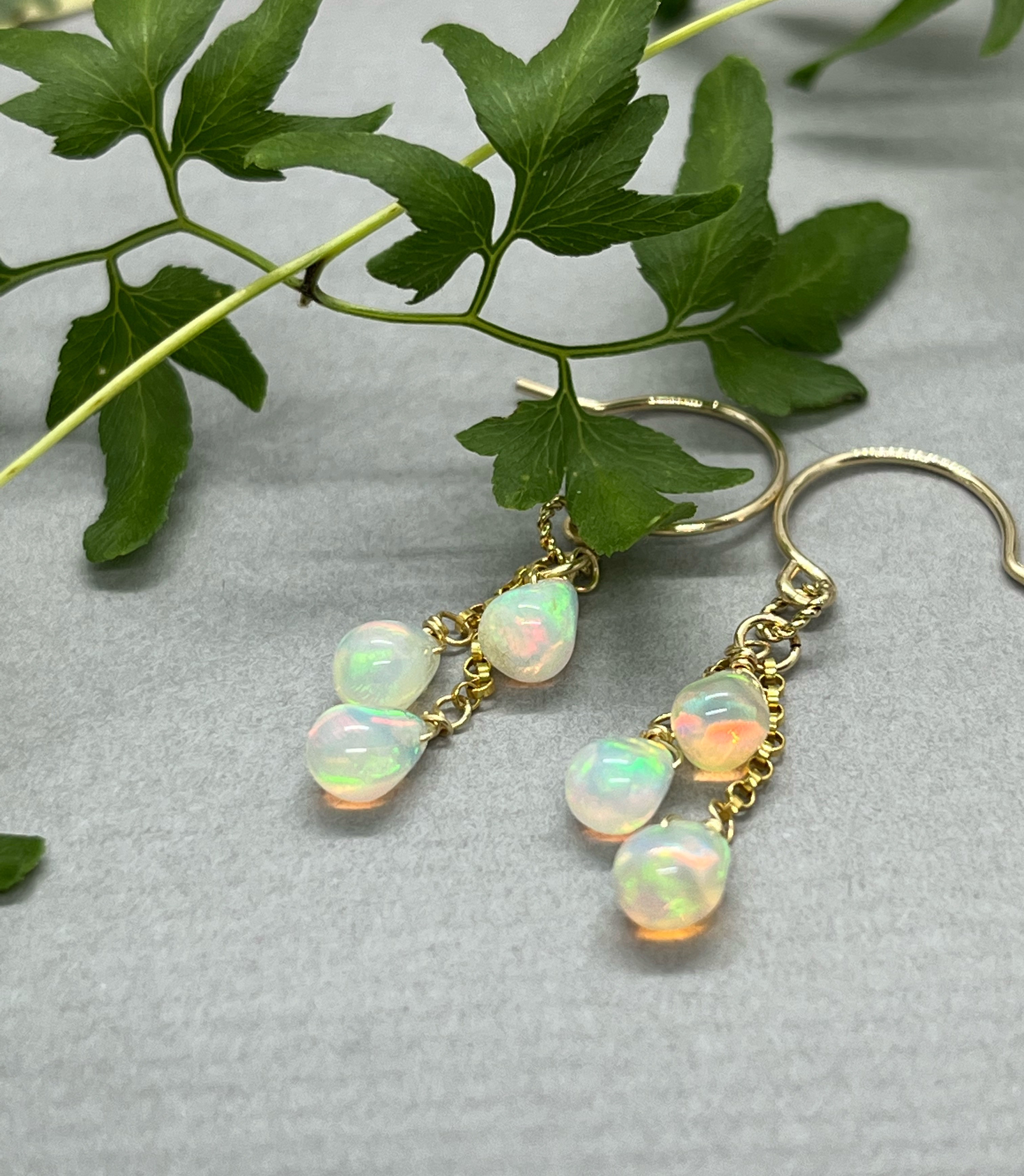 オパールのしずくピアス