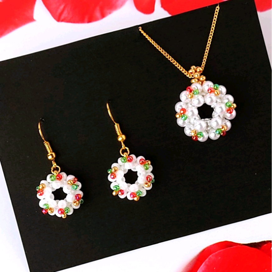 【Creema限定】2点セット 赤･緑･金の飾りのホワイトクリスマスリースのペンダント(大)＆イヤリング・ピアス