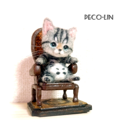 豆の猫アーティストPECO-LIN 木製アンティークチェアとサバトラ 豆の猫アーティストPECO-LIN 木製アンティークチェアとサバトラ