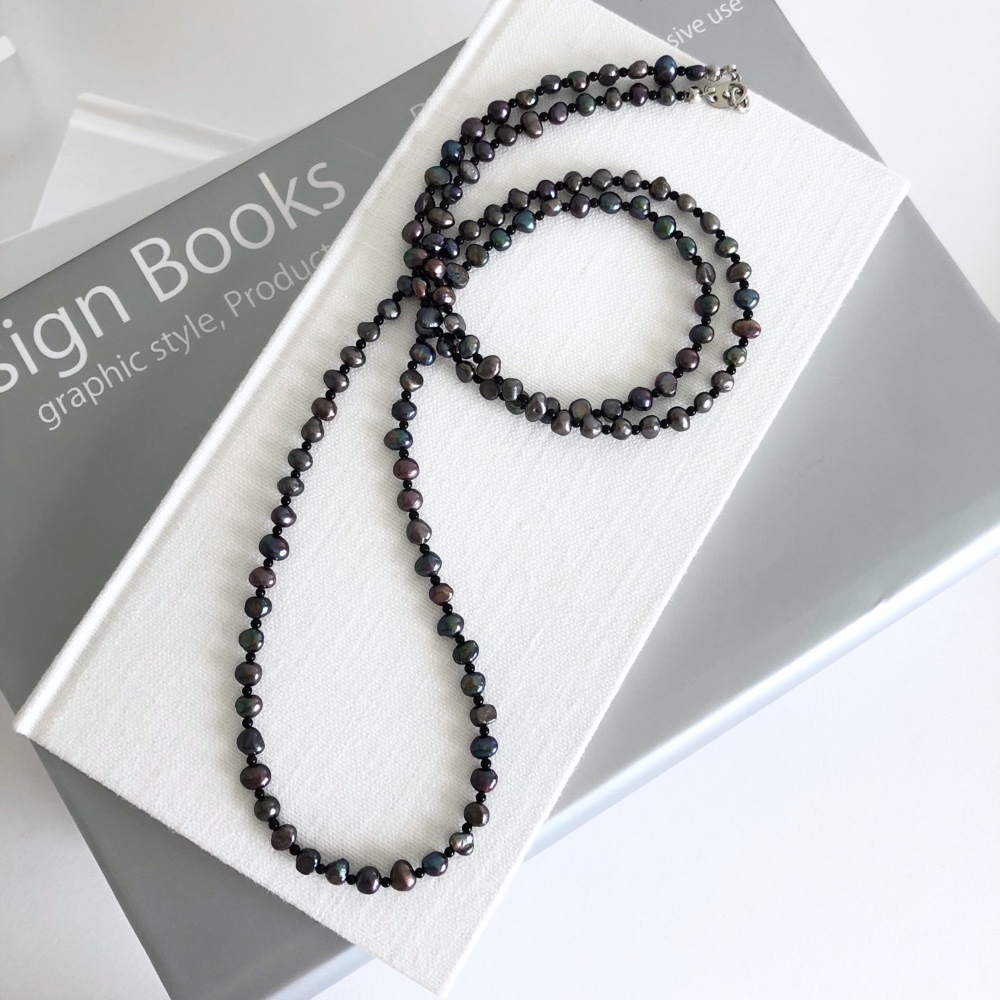 ジェンダーレス ピーコックカラー 小さな淡水バロックパールを使ったロングネックレス