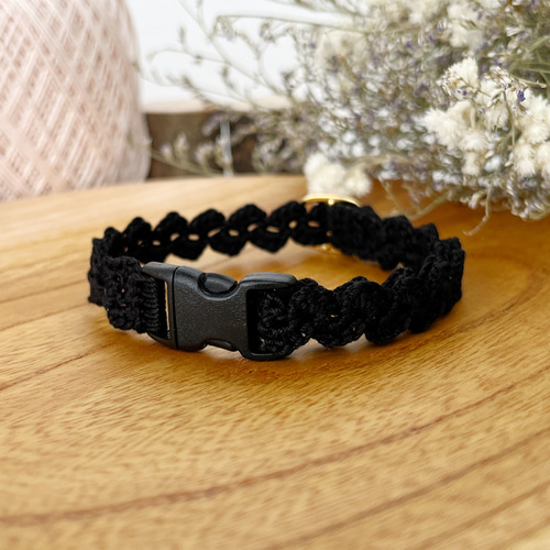 軽くてやわらかい手編みの猫首輪＊ブラックのウェーブライン〜子猫