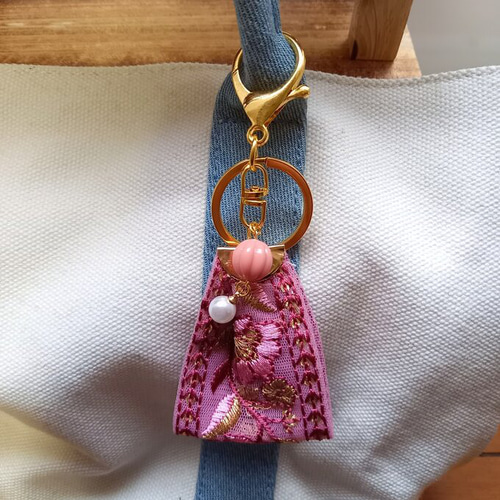 ご検討中】 ホワイトフラワーにインド刺繍リボンタッセル ご検討中