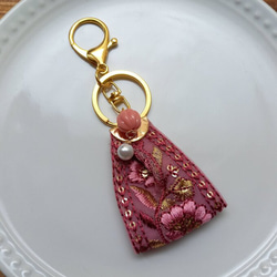 バッグチャーム インド刺繍 ピンク キーホルダー インド刺繍リボン タッセル スマホストラップ 1枚目の画像