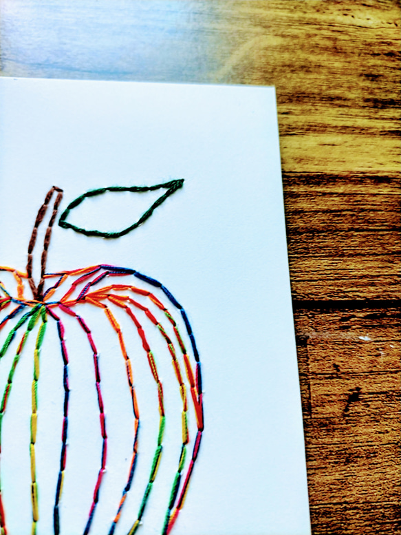 《SPECIAL　SALE》【マルチに使える】紙刺繍メッセージカード(りんごストライプ） 2枚目の画像