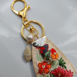 バッグチャーム インド刺繍 ホワイト キーホルダー インド刺繍リボン タッセル スマホストラップ 3枚目の画像