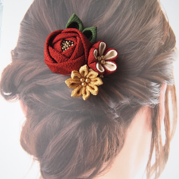 【受注制作】つまみ細工の髪飾り　玉椿　アンティークカラー(紅) 2枚目の画像