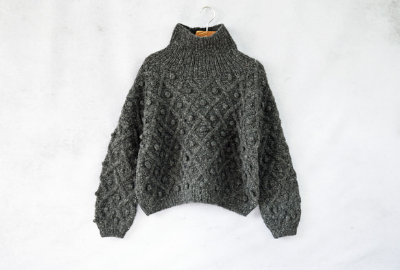 完売】もこもこアルパカ・ポンポン付ハイネックニット（N-400090  