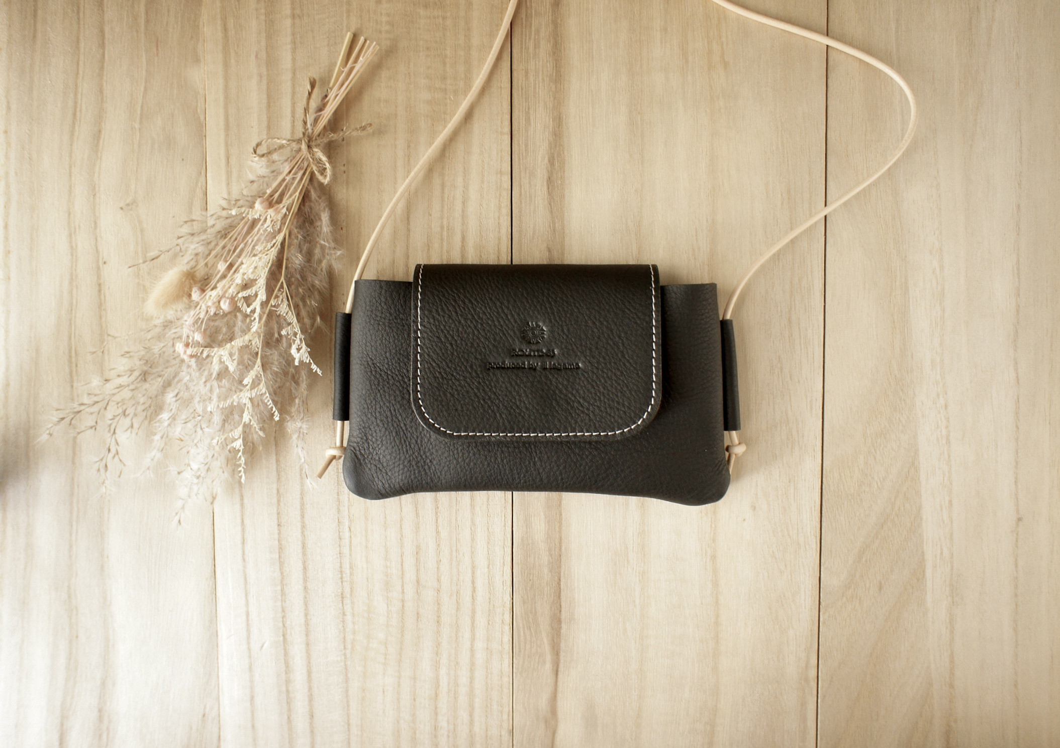 何にでも合う万能の黒色。　ぷっくりしたミニミニお出かけポシェット