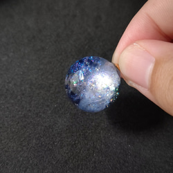 ジルコニアが浮かぶ宇宙玉レジンの球体ネックレス 6枚目の画像