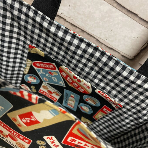 昭和レトロ柄の紙袋風トートバッグA《夢色百景・お菓子ブラック