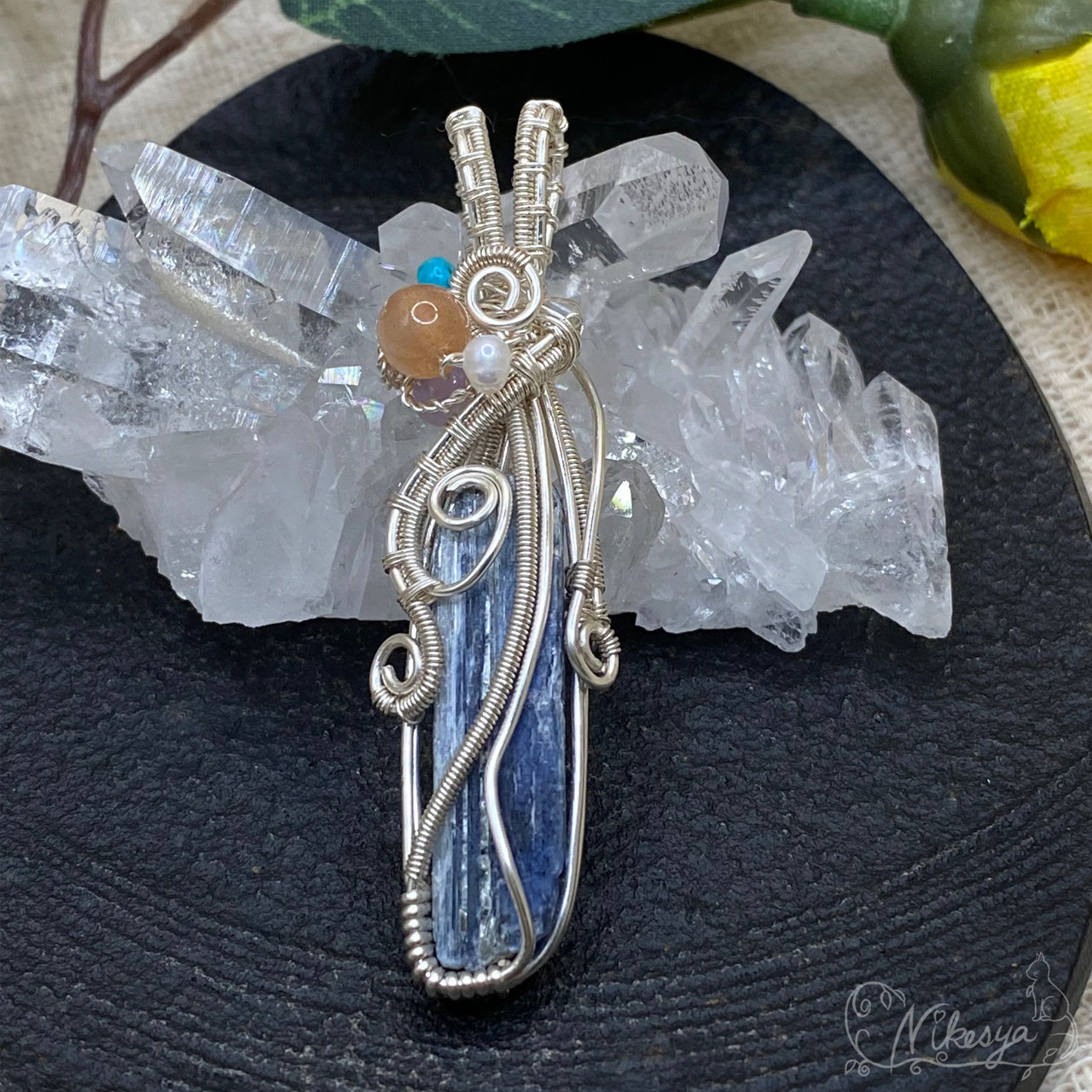 【ワイヤーアクセサリー】ブルーカイヤナイト原石のペンダントトップ【１点もの】【送料無料】