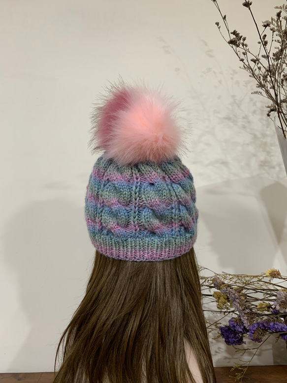 麻花大球球毛帽。柔和的彩虹麻花毛帽。粉藍、粉紅段染色 第3張的照片
