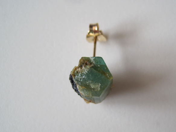 エメラルドの結晶原石ピアス 片耳 14kgf 8枚目の画像