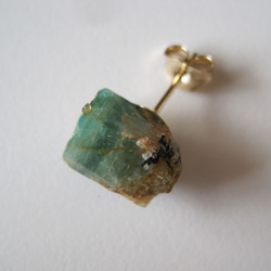 エメラルドの結晶原石ピアス 片耳 14kgf 10枚目の画像