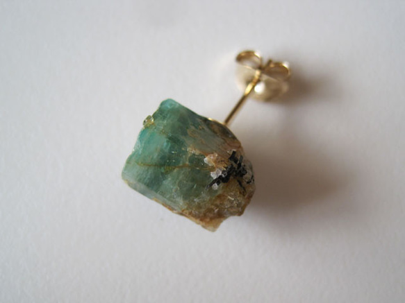 エメラルドの結晶原石ピアス 片耳 14kgf 10枚目の画像