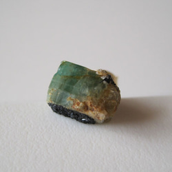 エメラルドの結晶原石ピアス 片耳 14kgf 4枚目の画像