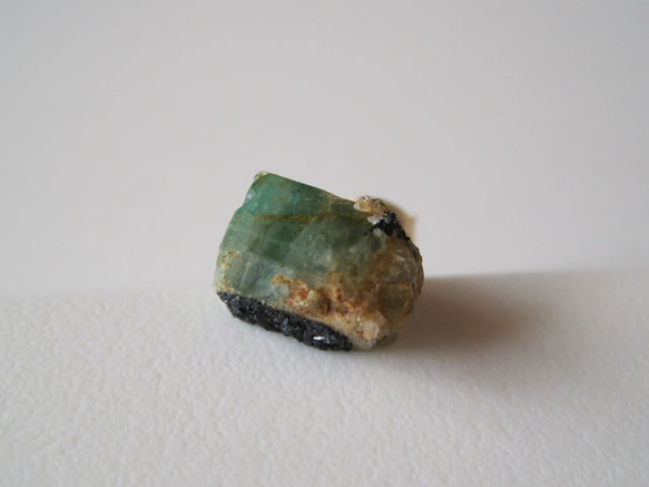 エメラルドの結晶原石ピアス 片耳 14kgf 4枚目の画像