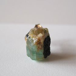 エメラルドの結晶原石ピアス 片耳 14kgf 1枚目の画像