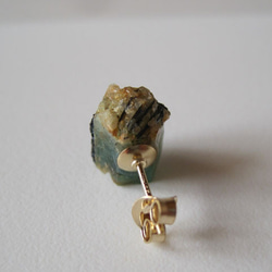 エメラルドの結晶原石ピアス 片耳 14kgf 3枚目の画像