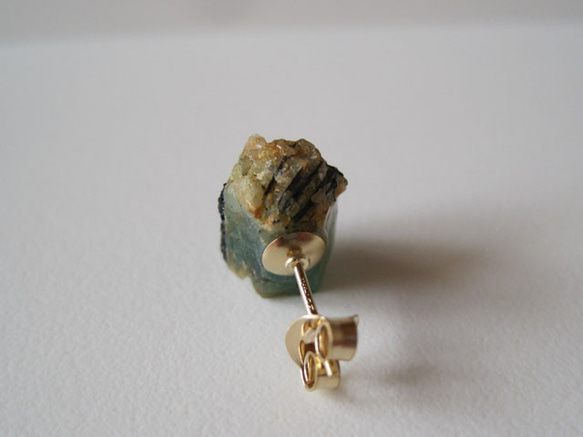 エメラルドの結晶原石ピアス 片耳 14kgf 3枚目の画像