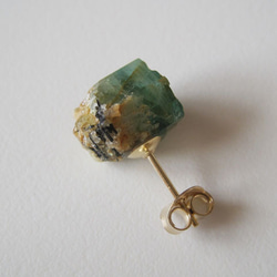 エメラルドの結晶原石ピアス 片耳 14kgf 5枚目の画像