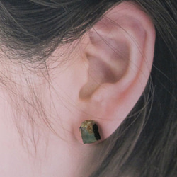 エメラルドの結晶原石ピアス 片耳 14kgf 7枚目の画像