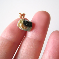 エメラルドの結晶原石ピアス 片耳 14kgf 6枚目の画像