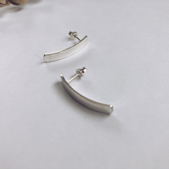 curved bar earring/pierce【silver925】シンプル　華奢　シルバー　シルバー925 6枚目の画像